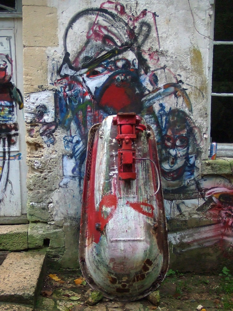 Baignoire sur la fa&ccedil;ade du premier b&acirc;timent d&rsquo;H&eacute;rouval, 2010