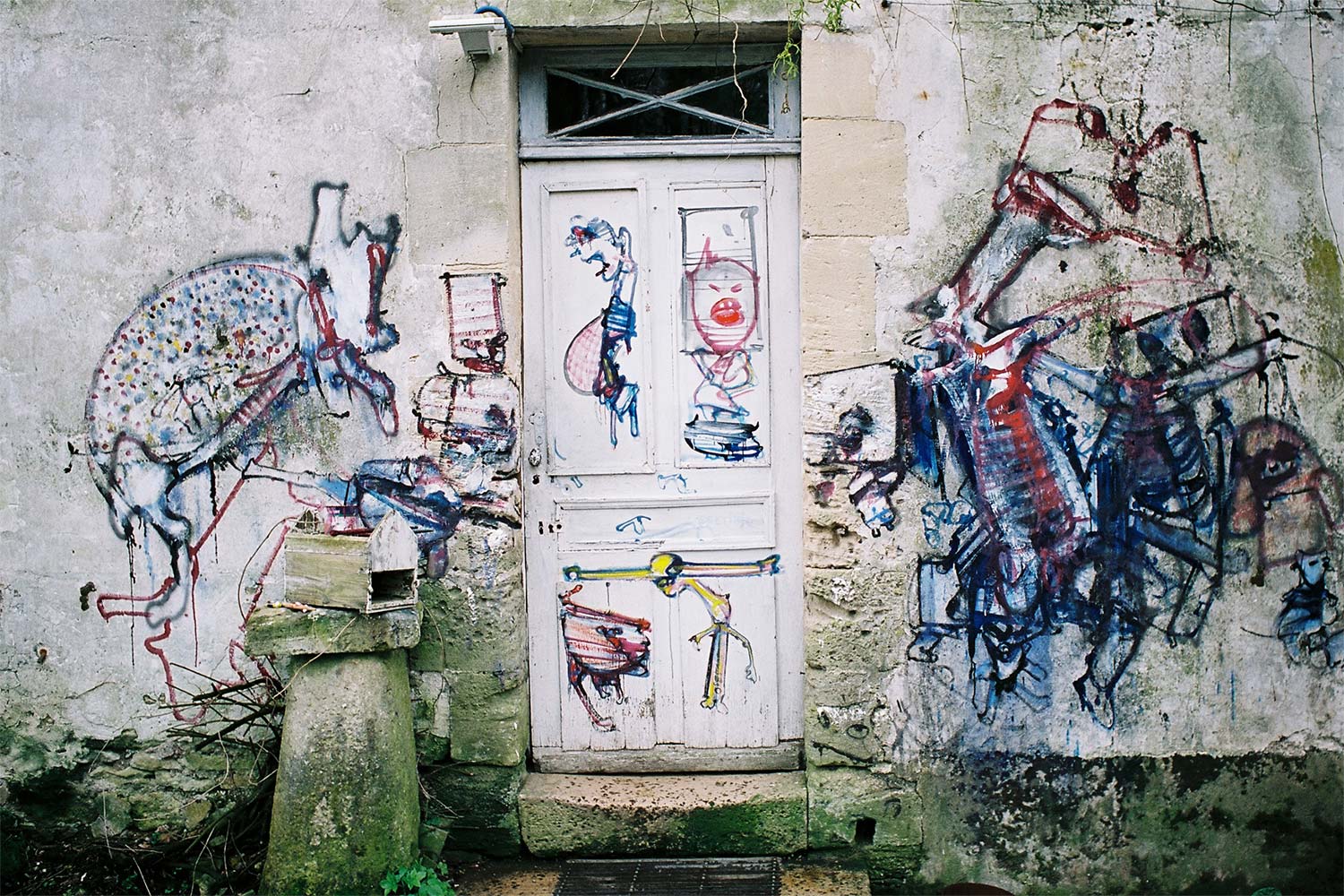Dado : peintures murales d&rsquo;H&eacute;rouval &ndash; entr&eacute;e du 1er b&acirc;timent