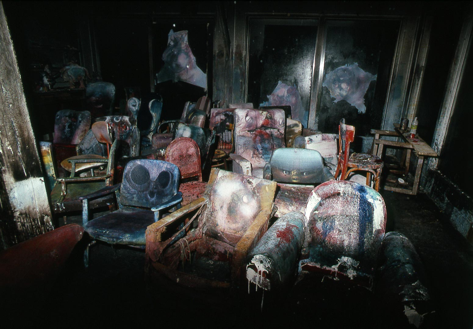 Les fauteuils dans l’atelier de Dado après l’incendie de 1988