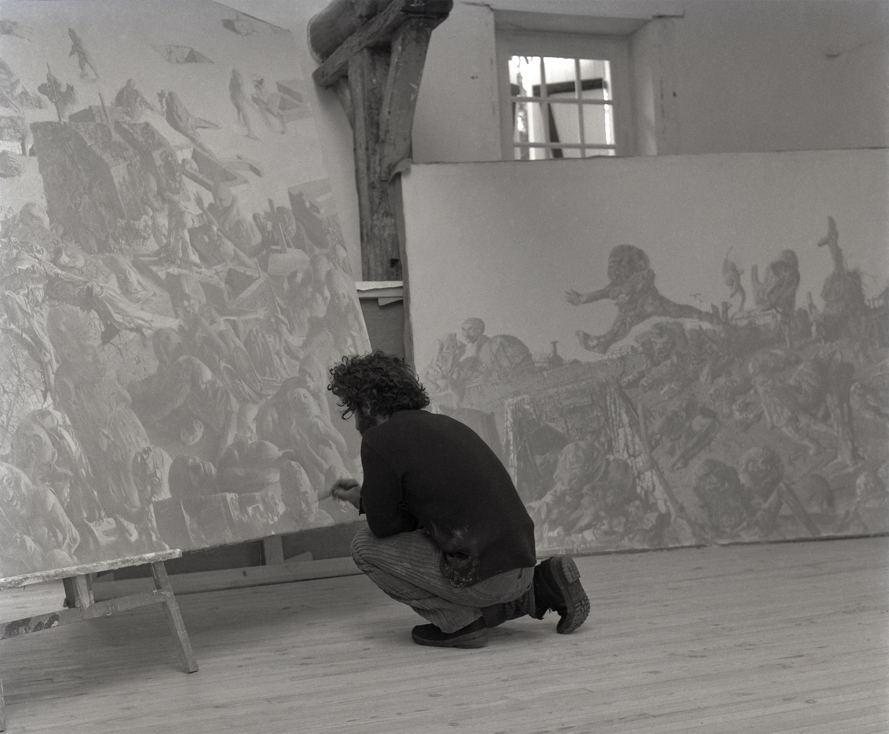 Dado peignant dans son atelier en 1971