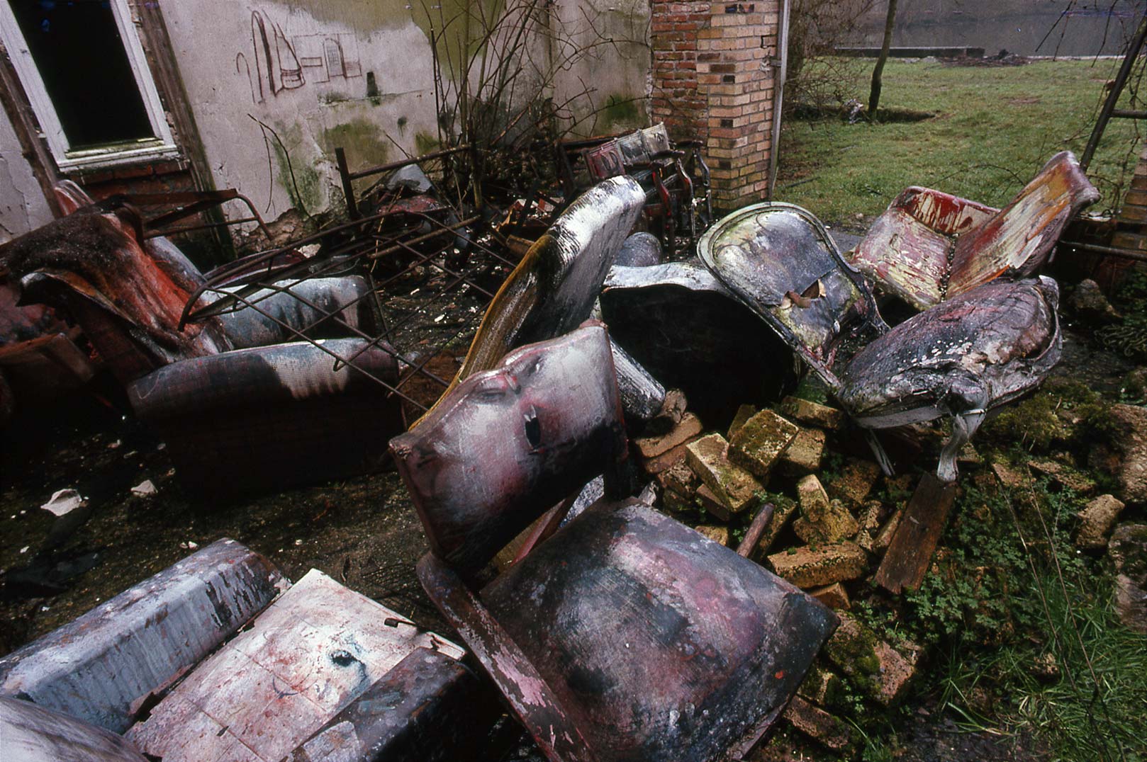 L’atelier d’été de Dado à Hérouval après l’incendie de 1988
