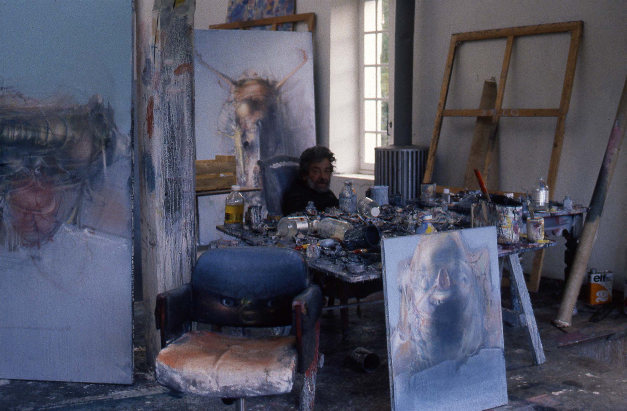 Dado at his studio in Hérouval in 1986