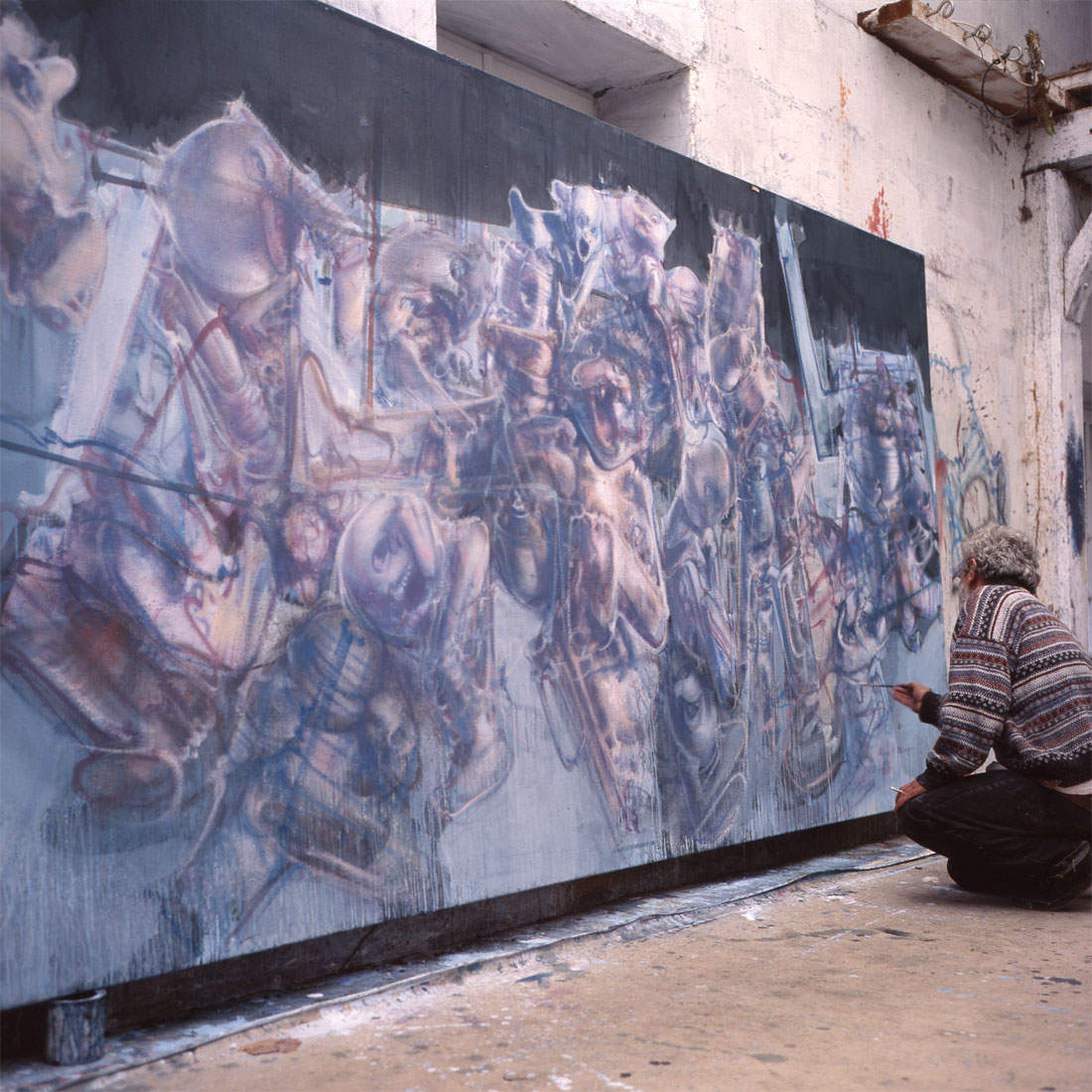 Dado (Miodrag Djuric) dans son atelier à Hérouval en 1997