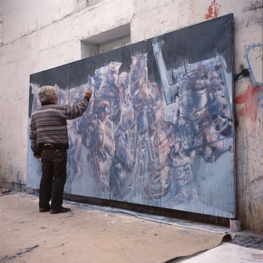 Dado (Miodrag Djuric) dans son atelier à Hérouval en 1997