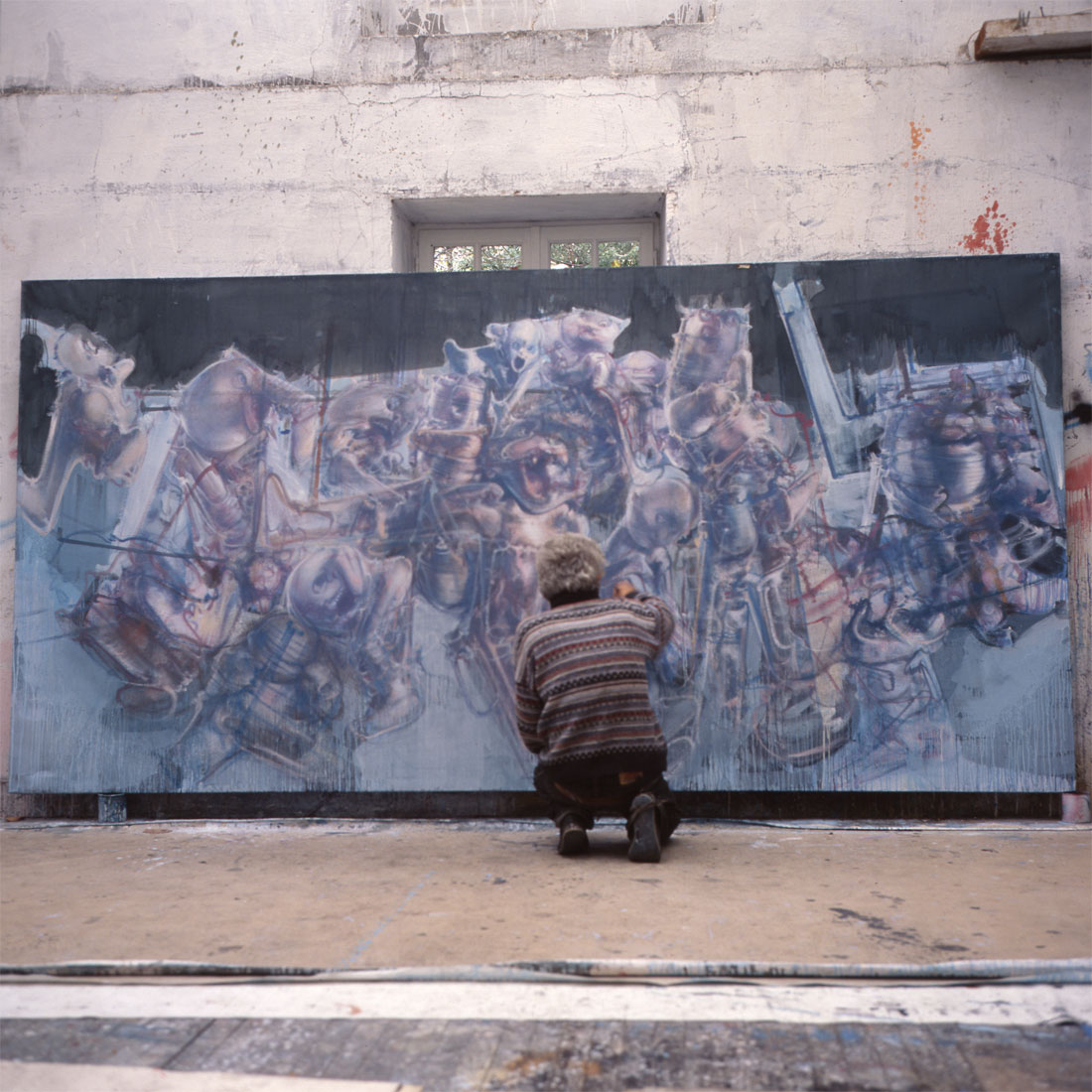 Dado (Miodrag Djuric) dans son atelier à Hérouval en 1997