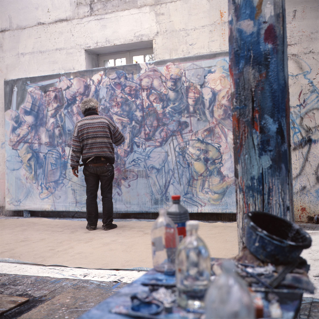 Dado (Miodrag Djuric) dans son atelier à Hérouval en 1997