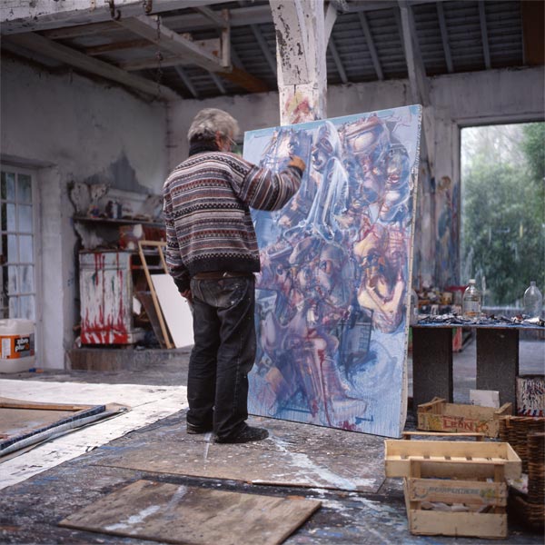 Dado dans son atelier en 1997