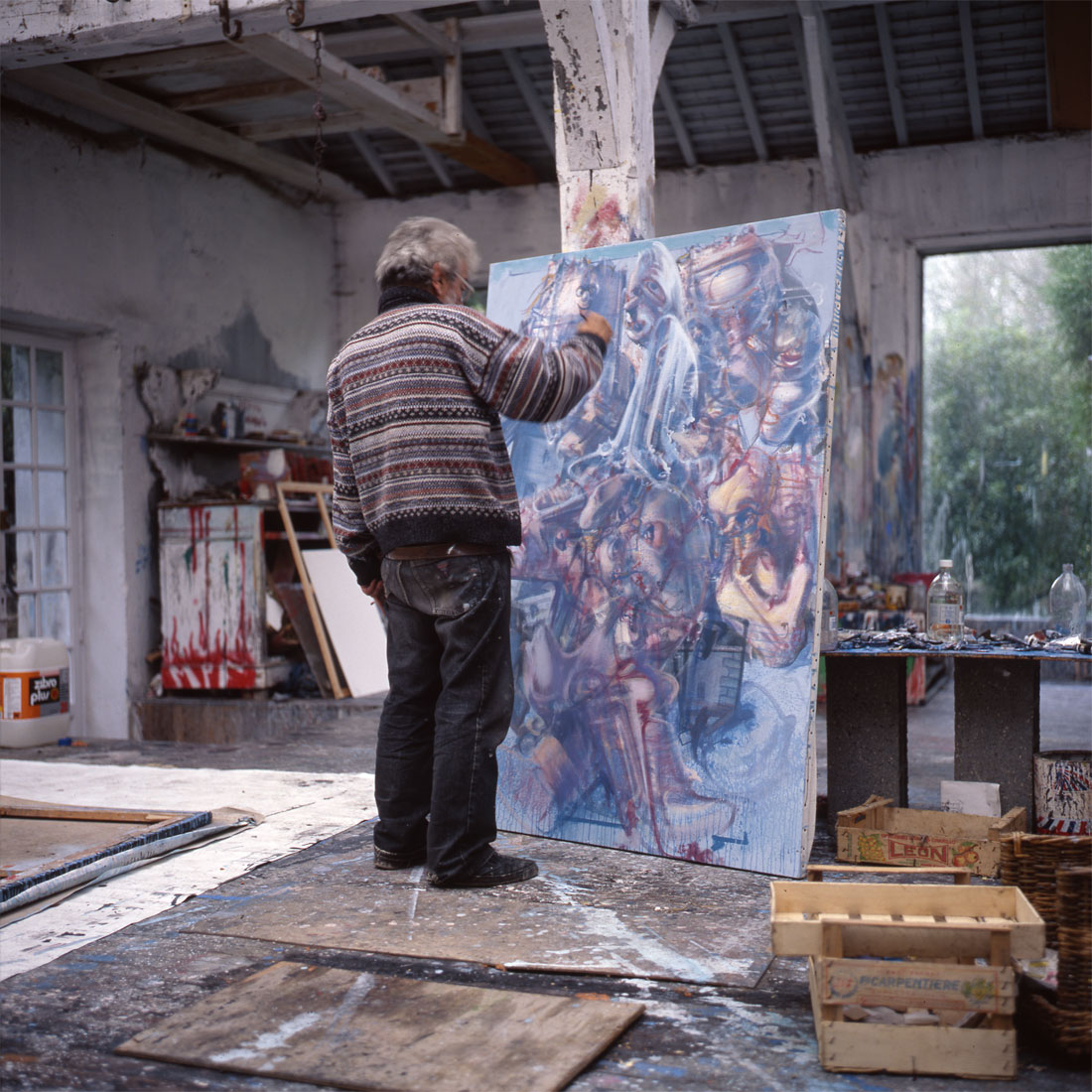 Dado (Miodrag Djuric) dans son atelier à Hérouval en 1997