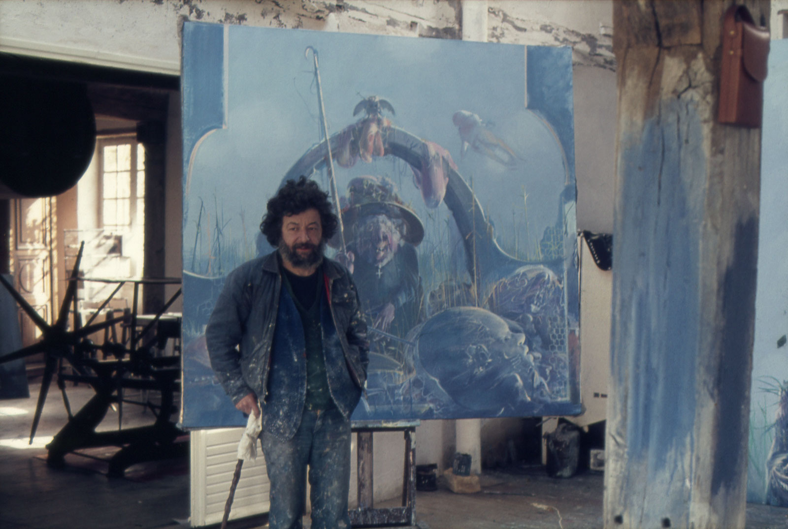 Dado dans son atelier, à Hérouval, vers 1974