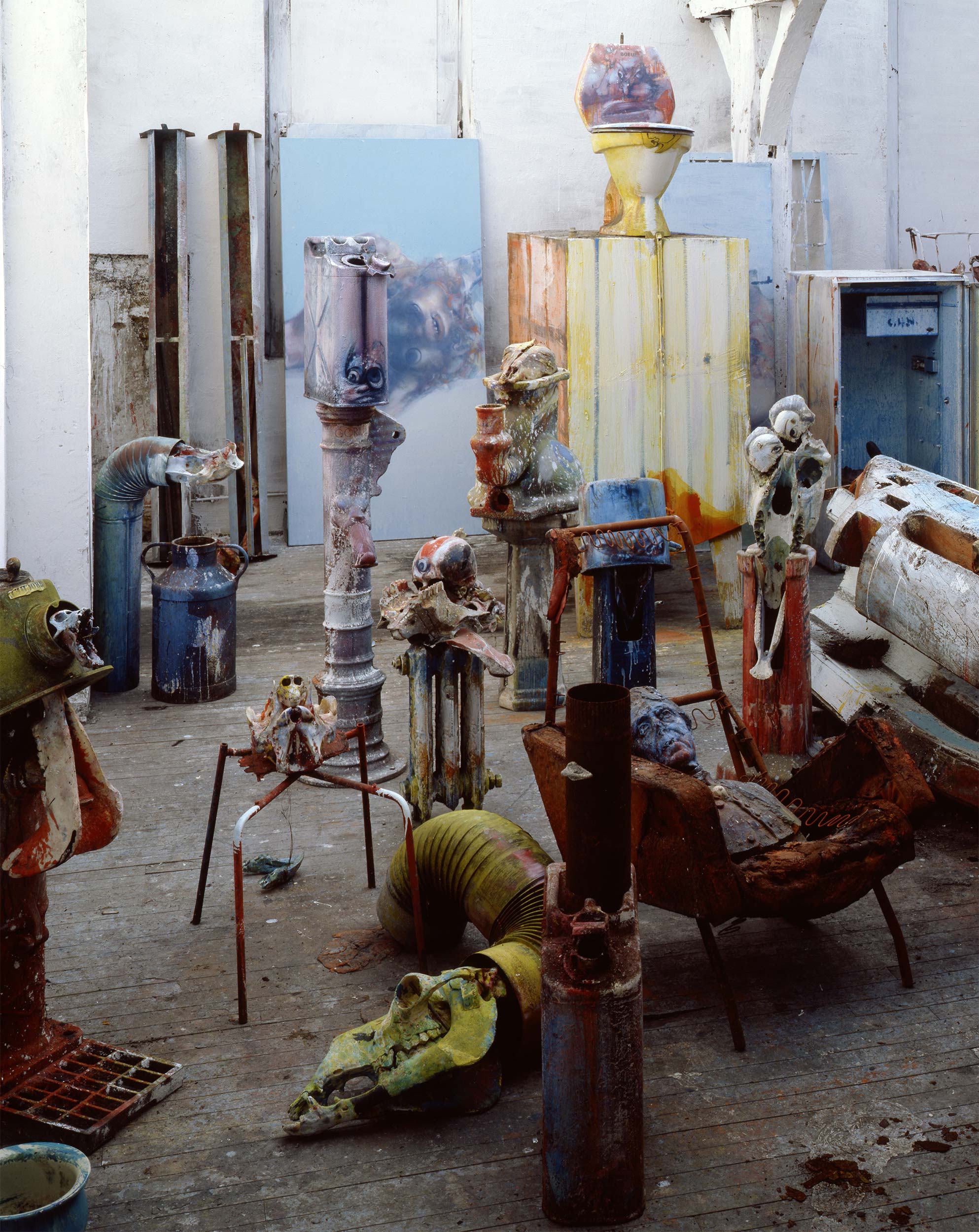 Skulpture u ateljeu u Eruvalu, 1990. godine