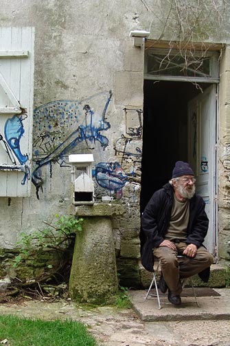 Hérouval: entrance to the first building