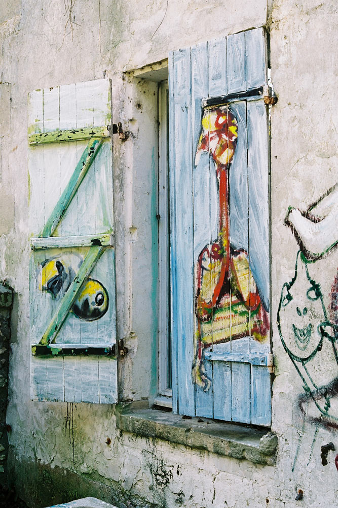 Entrance to the first building – Murals at Hérouval