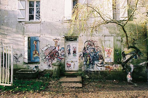 Hérouval: entrance to the first building