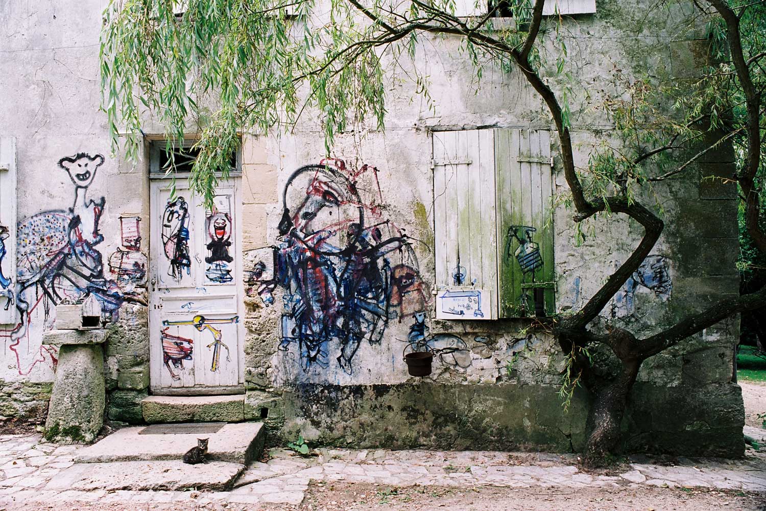 Dado : peintures murales d’Hérouval – entrée du 1er bâtiment