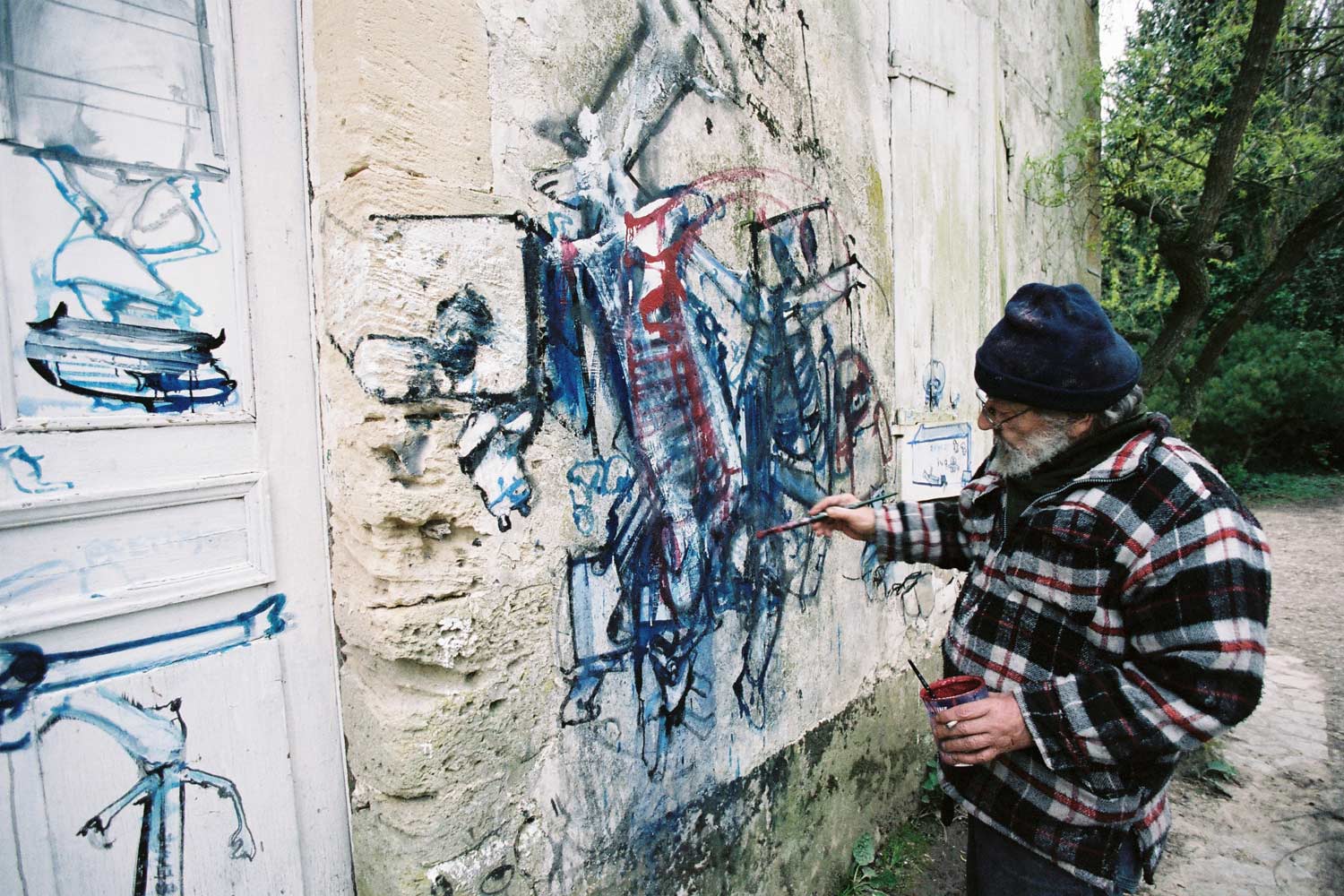 Entrance to the first building – Murals at Hérouval