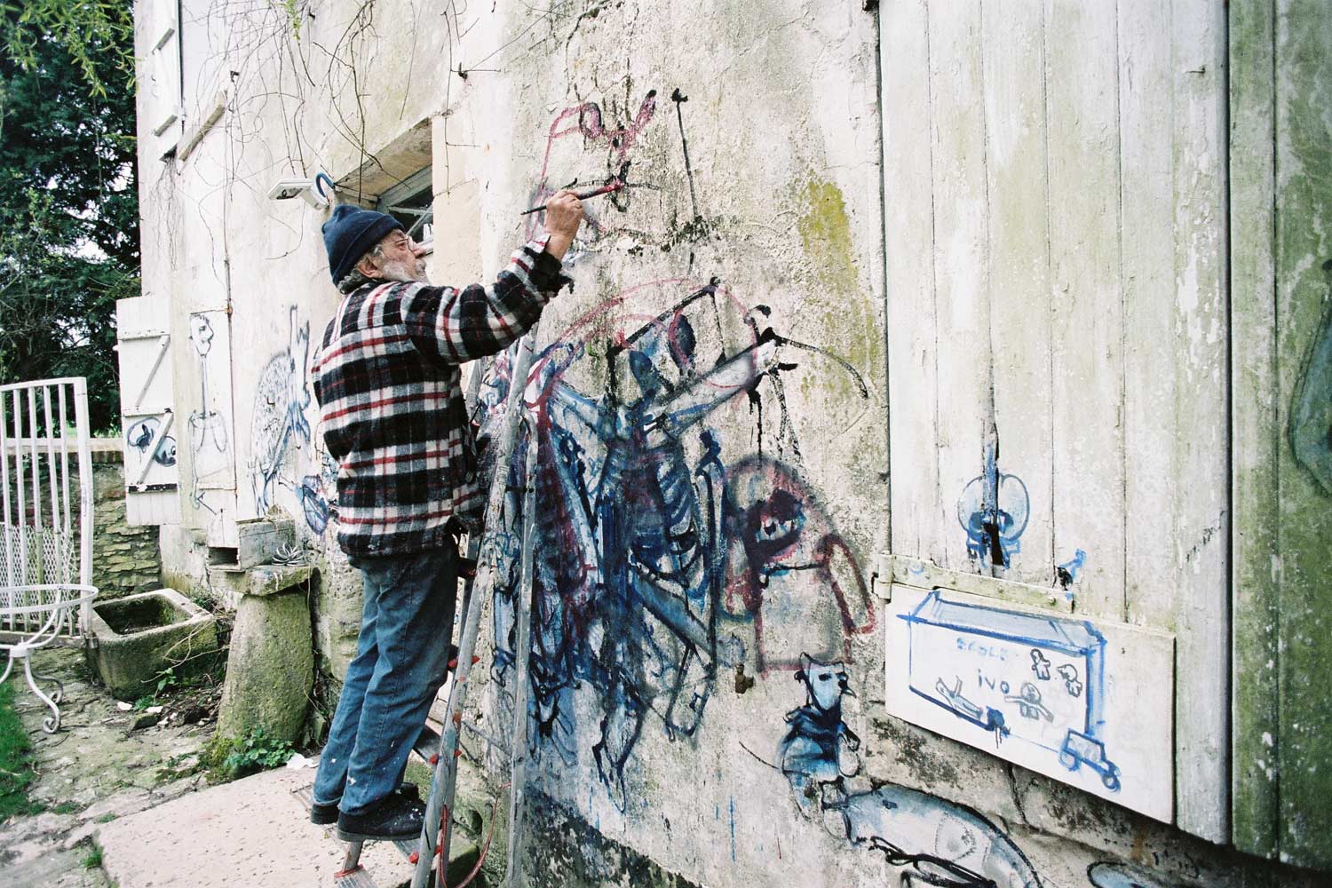 Dado : peintures murales d’Hérouval – entrée du 1er bâtiment
