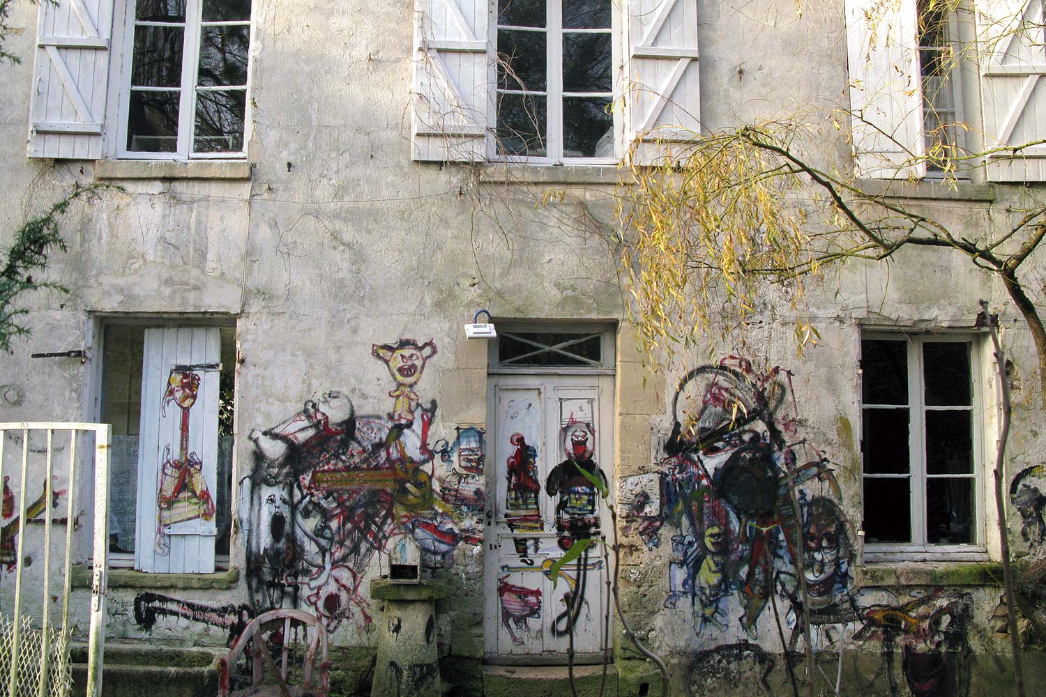 Entrance to the first building – Murals at Hérouval