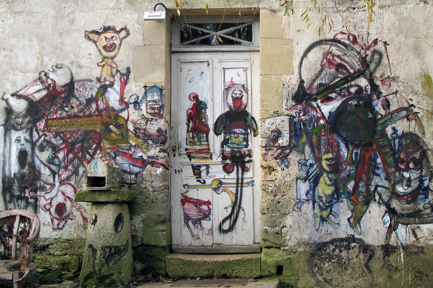 Entrance to the first building – Murals at Hérouval