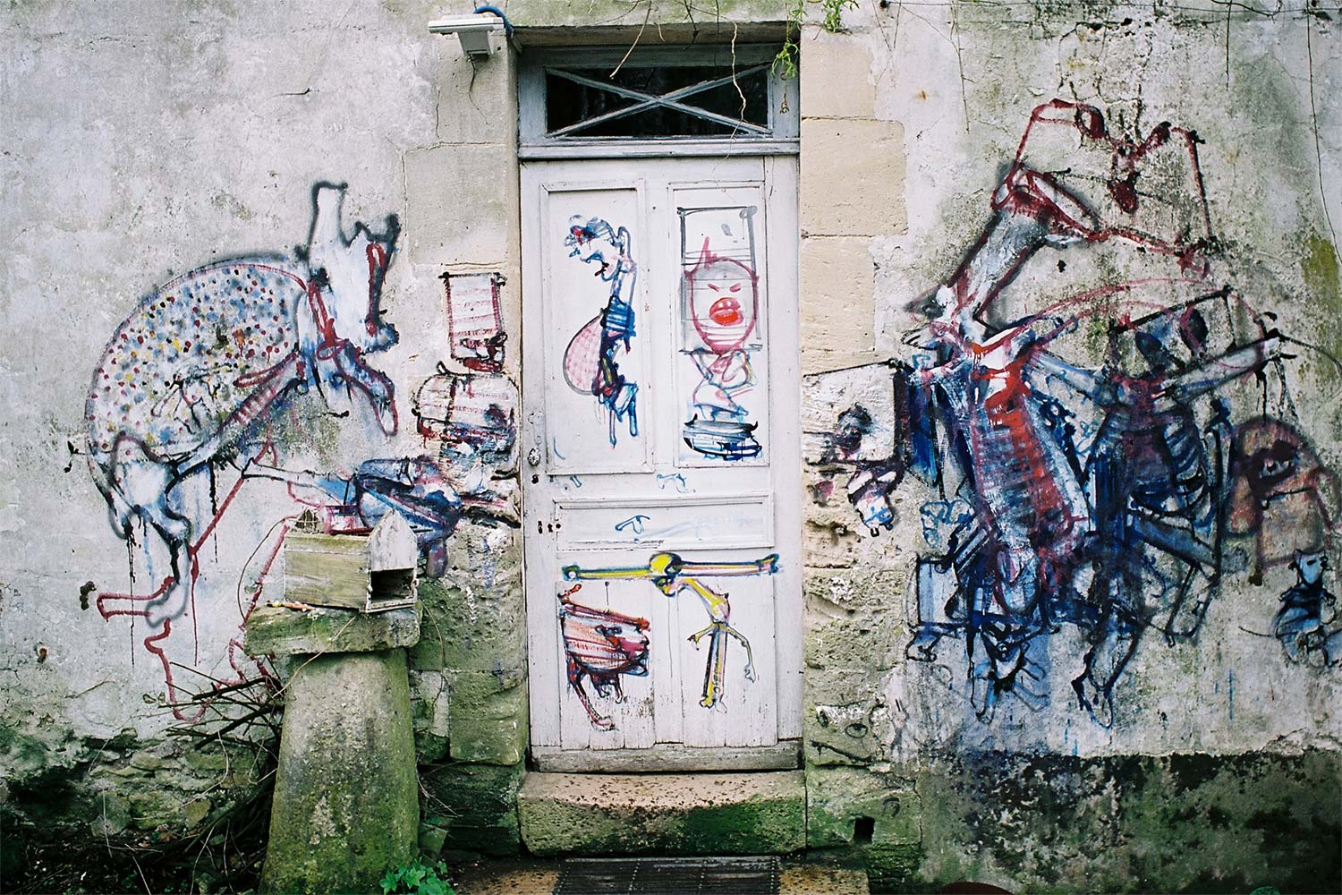 Entrance to the first building – Murals at Hérouval