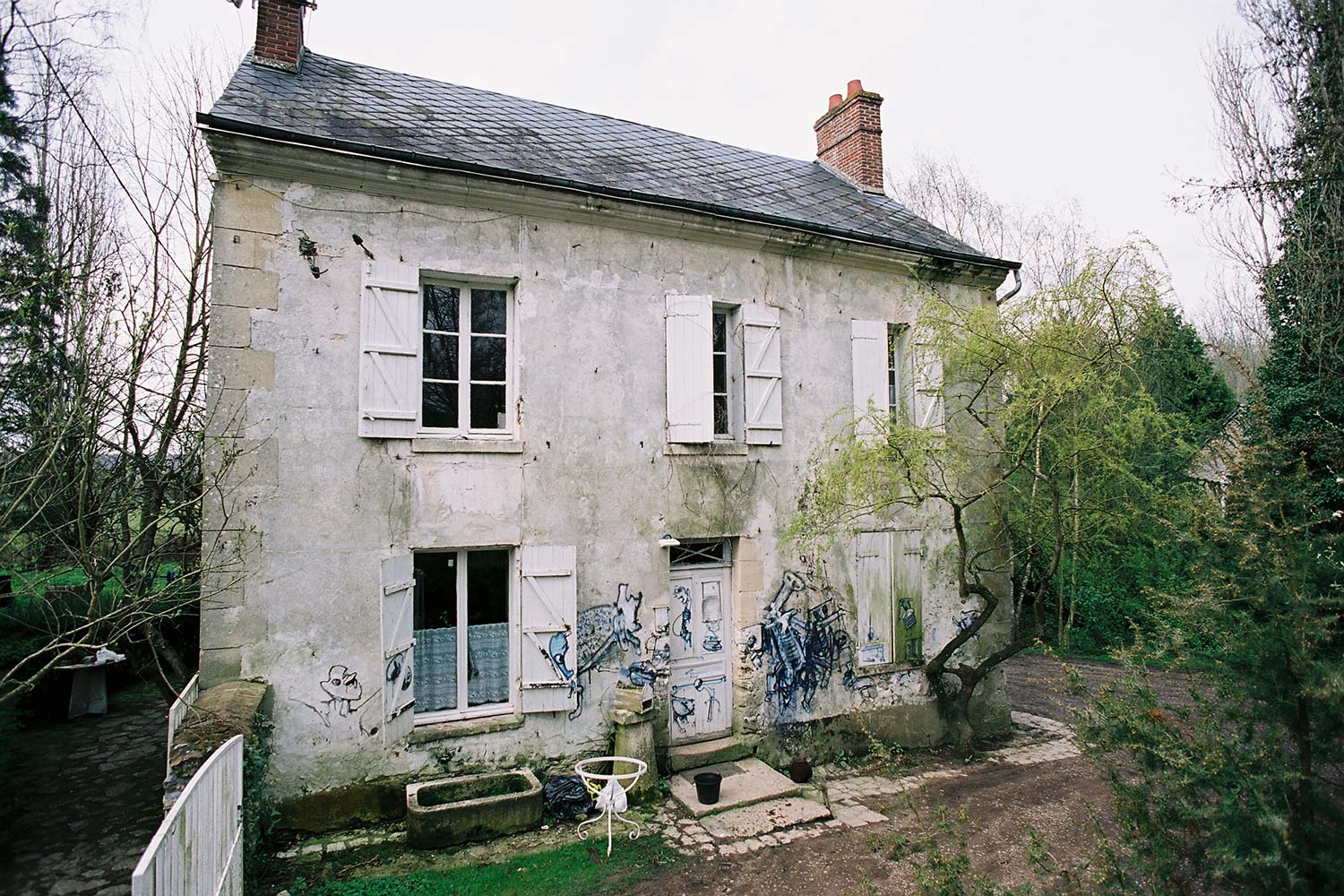 Entrance to the first building – Murals at Hérouval