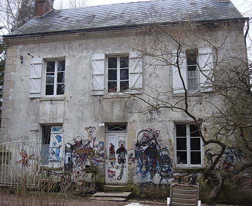 Hérouval: entrance to the first building