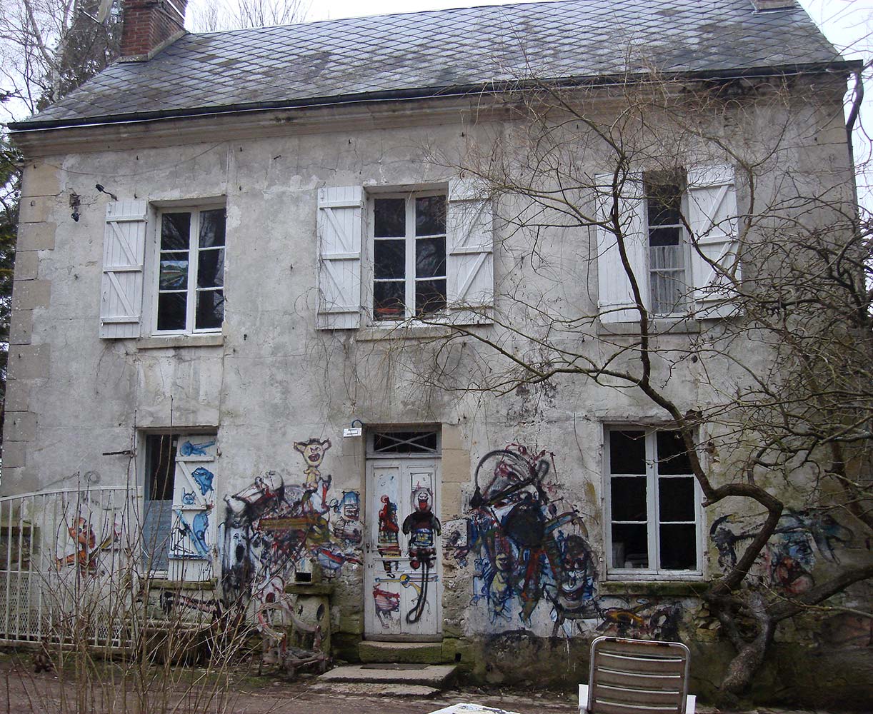 Entrance to the first building – Murals at Hérouval