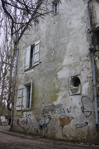 Hérouval: entrance to the first building