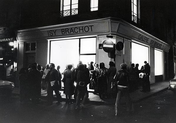 La galerie Isy Brachot le soir du vernissage de l’exposition de dessins de Dado