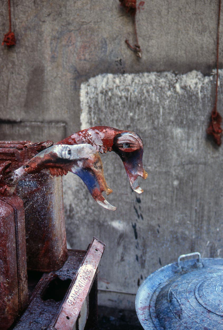 Détail de sculpture dans l’atelier de Dado en 1989